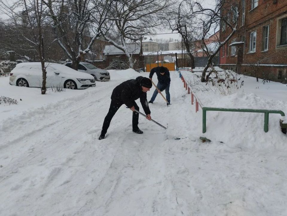 Уборка заснеженного Курска продолжается