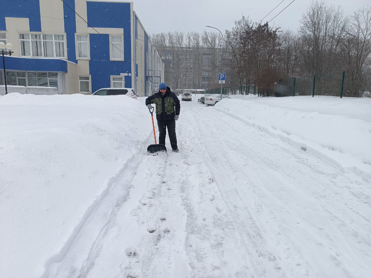 Спортшколы вновь оказывают помощь в уборке