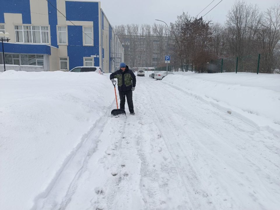 Сотрудники курских спортшкол тоже взялись за лопаты