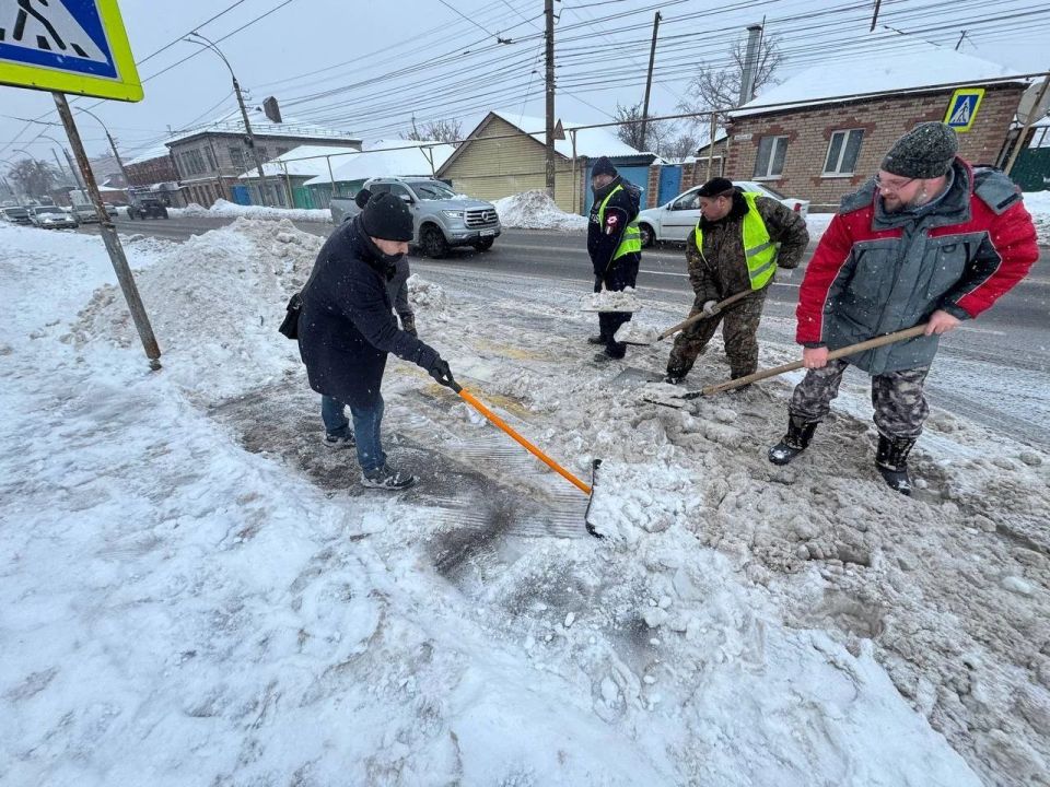 Сотрудники комитетов администрации Курска помогают в уборке снега