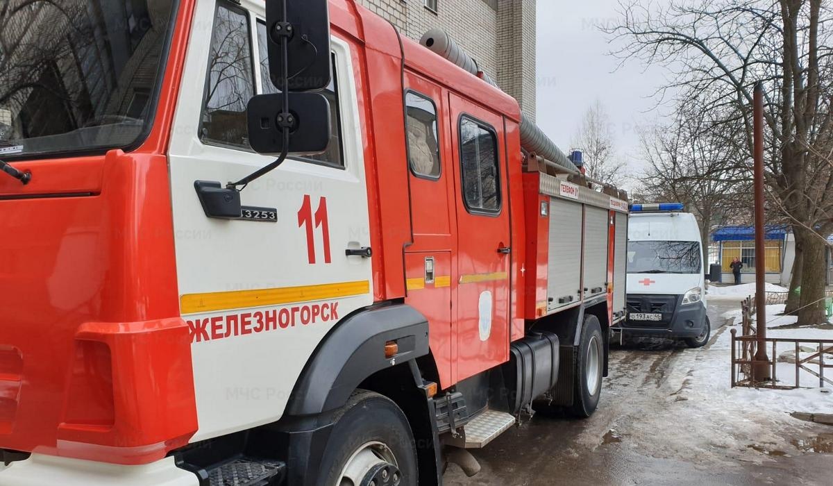 В Курской области загорелся мусор в многоквартирном доме