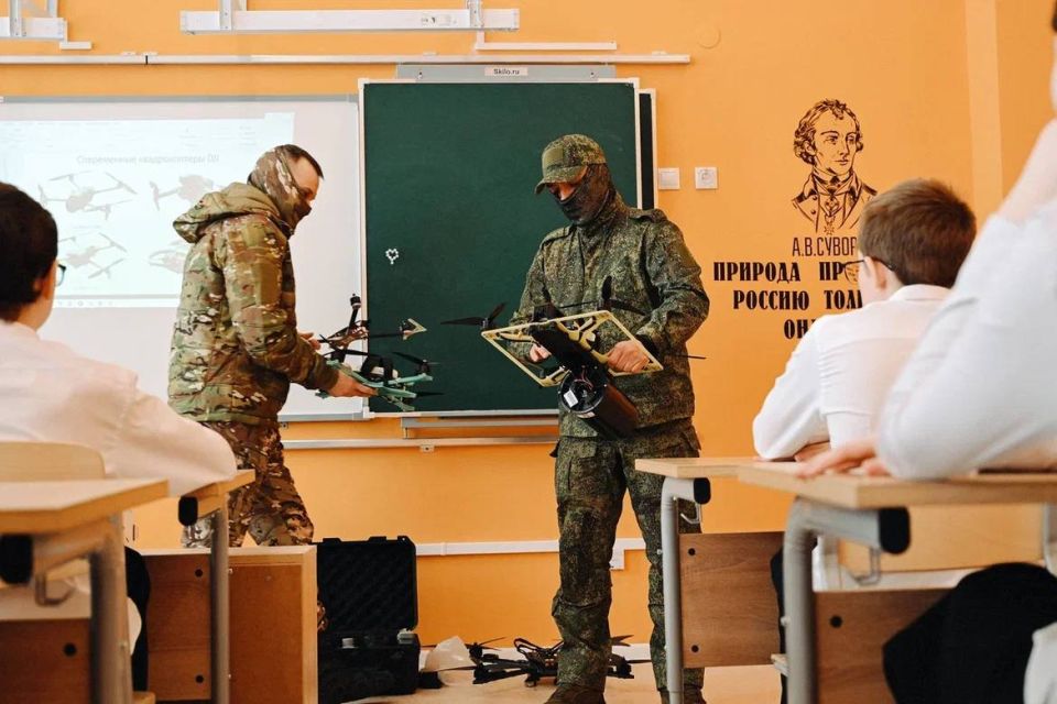 В Курской области начались школьные уроки по управлению беспилотниками
