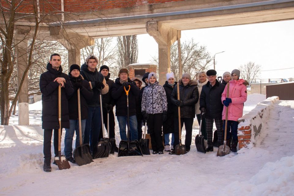 Утро в ОБУЗ «КГКБСМП» началось с полезного дела на свежем воздухе!