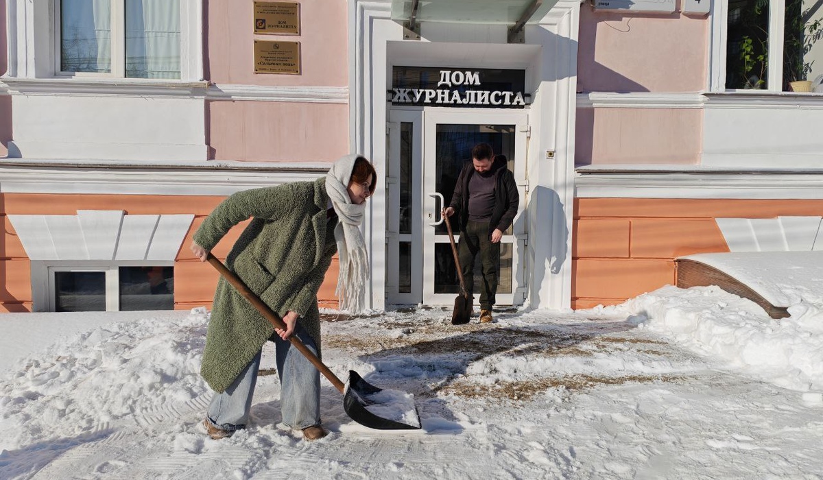 Журналисты РИА «Курск» поучаствовали в уборке снега в сквере «Спутник»