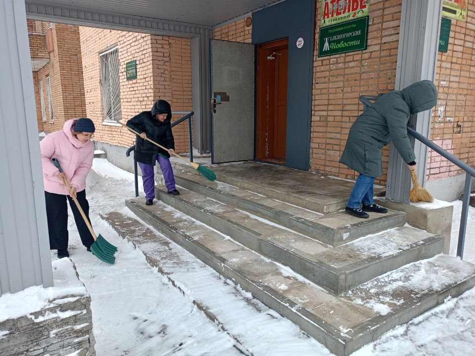 Очистка дорог от сугробов в Железногорске идет полным ходом! Сотрудники Центра детского творчества и газеты "Железногорские новости" присоединились к борьбе с последствиями мощного снегопада