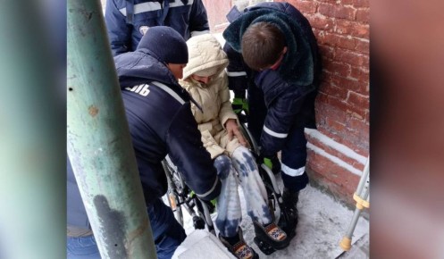 Спасатели помогли курянке на инвалидной коляске добраться до больницы