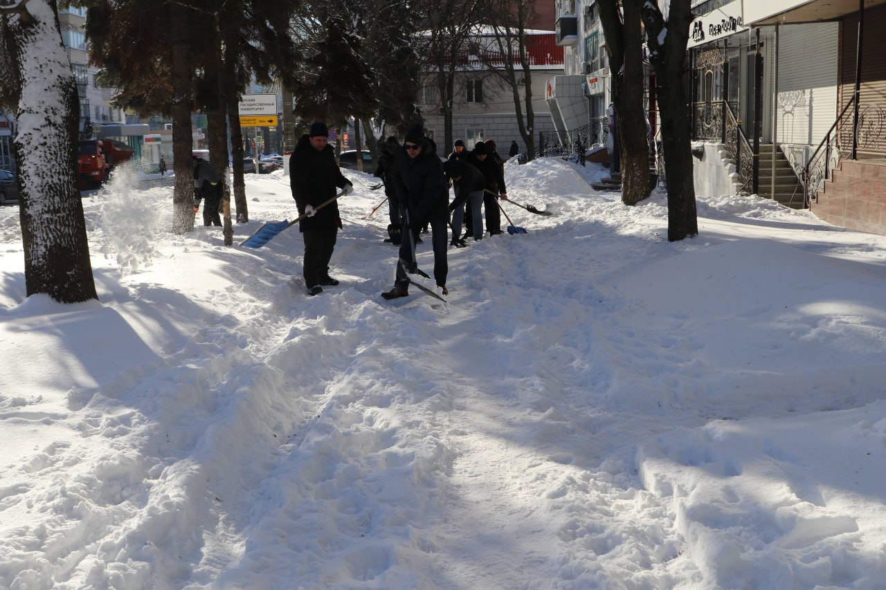 Около ста дорожников вышли на зимний субботник в центре Курска