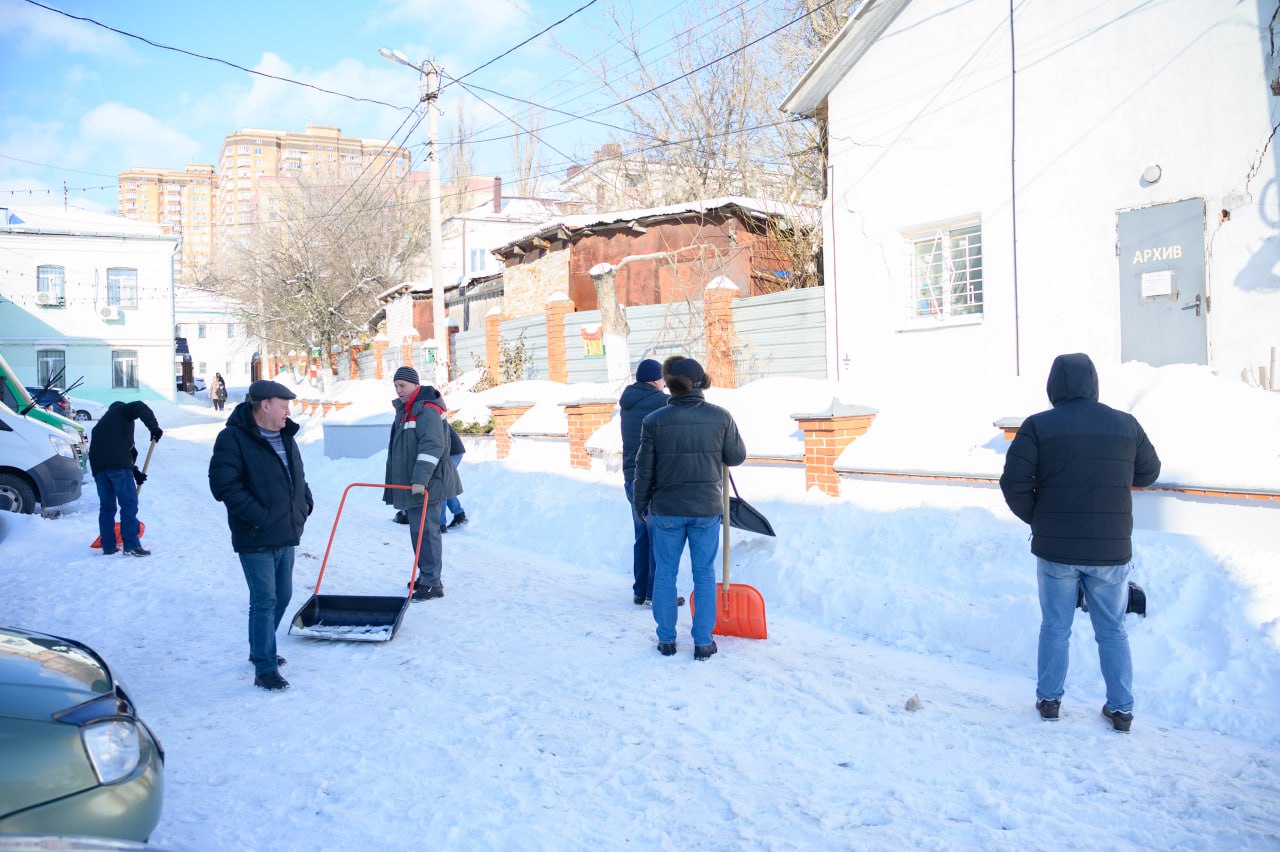 Образовательные организации Курской области из различных муниципалитетов активно включились в процесс уборки снега, и мы рады видеть, как сотрудники детских садов, школ, колледжей, техникумов, вузов и организаций...