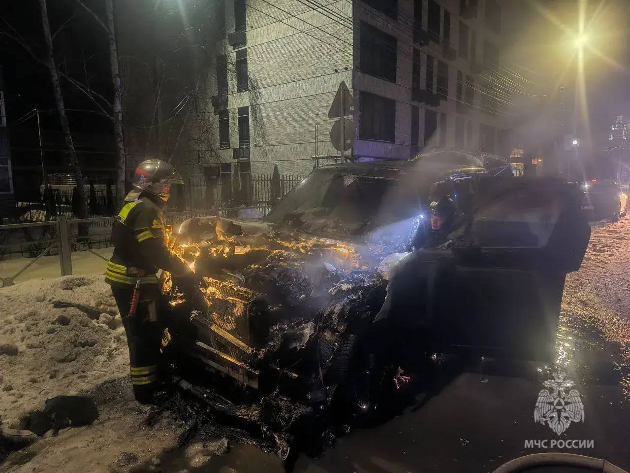 В центре Курска ночью загорелся легковой автомобиль