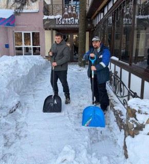 Магазины, торговые центры и заведения общественного питания активно включились в уборку снега и очистку территорий!