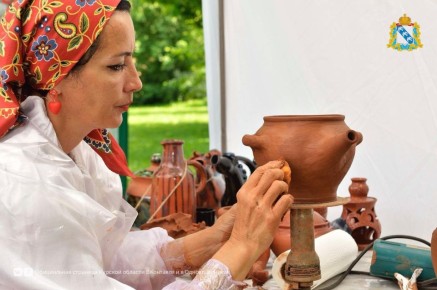 Роспатент зарегистрировал два новых географических указания: Глушковскую керамику и Саморядовское узорное ткачество из Курской области