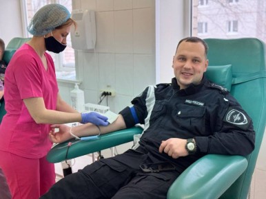 Полицейские Курской области приняли участие в донорской акции ко Дню защитника Отечества