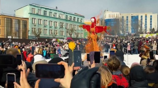 В Курске на Полугоре сожгли 3,5-метровое чучело Масленицы
