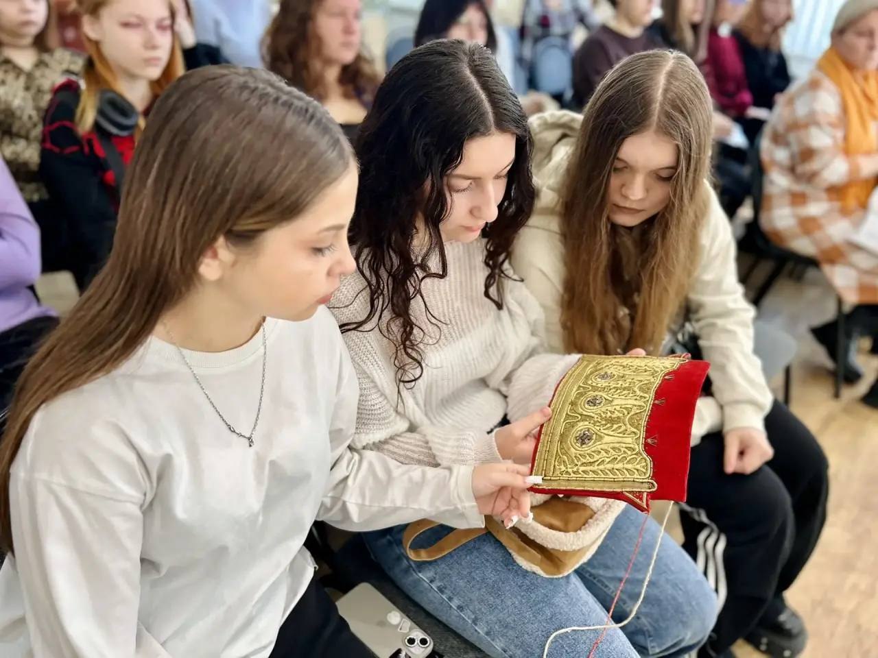 В Курске прошло мероприятие «Национальный костюм — наследие моего народа»