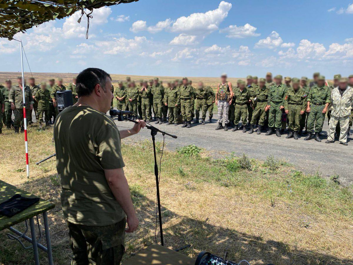Александр Хинштейн поздравил курян с Днём защитника Отечества