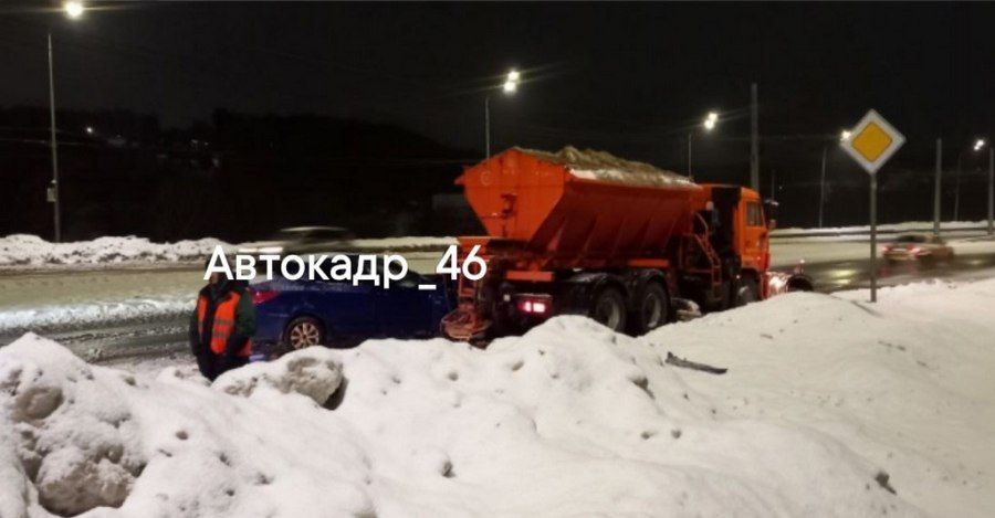 В Курске легковушка влетела в снегоуборочную машину на спуске к Кировскому мосту