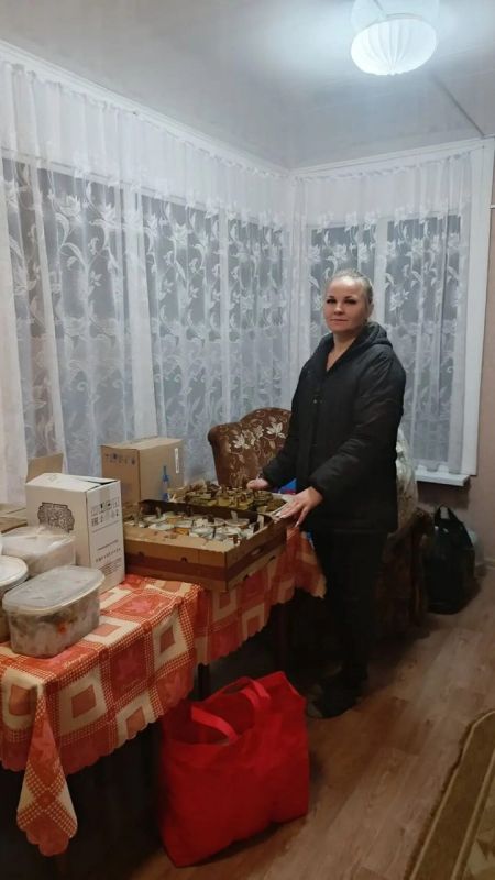 К празднику защитника Отечества сотрудники Нижнеольховатского филиала и библиотеки, местные жители и волонтеры собрали продукты, предметы гигиены и многое другое для участников СВО