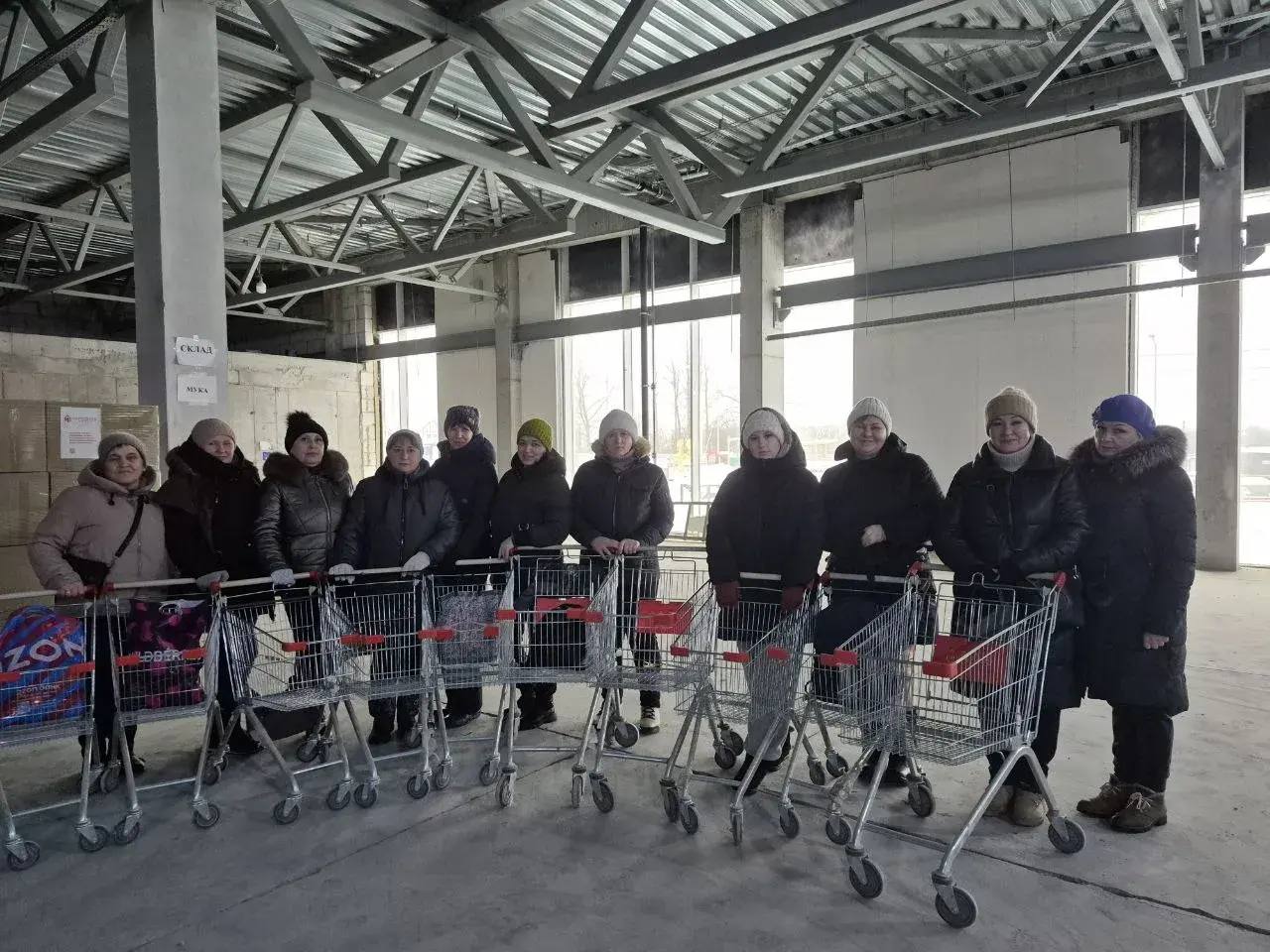 Виктор Петров: Сегодня, как и каждый вторник, для работников организаций Пристенского района, которые трудятся в Курске, в центре сбора гуманитарной помощи проходит день добрых дел