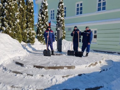 Огнеборцы ПЧ Фатежского района Противопожарной службы комитета региональной безопасности Курской области оказали помощь по расчистке от снега музею имени Г.В.Свиридова
