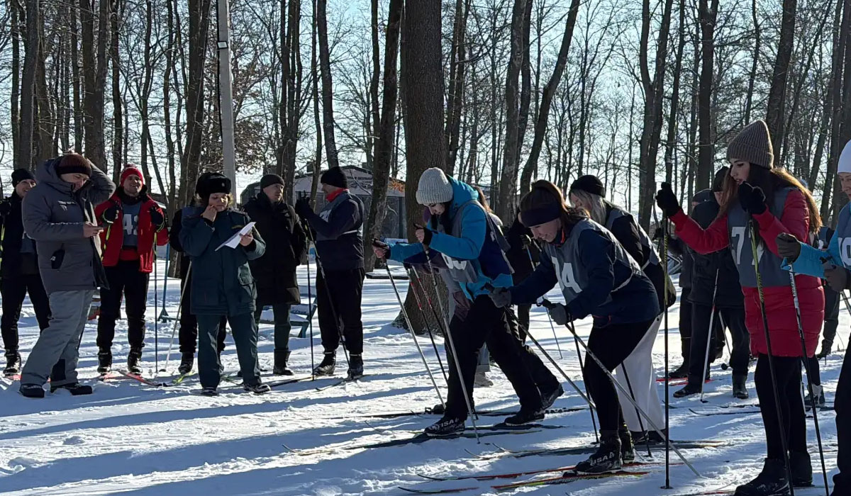 В Курске более 80 сотрудников МЧС прошли лыжные трассы