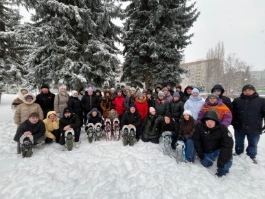 Блинов наелись, хороводы поводили, от души напелись и на снегоступах побегали!