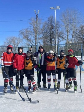 В Курске состоялся товарищеский хоккейный матч между школьниками и взрослыми игроками, посвященный Дню защитника Отечества