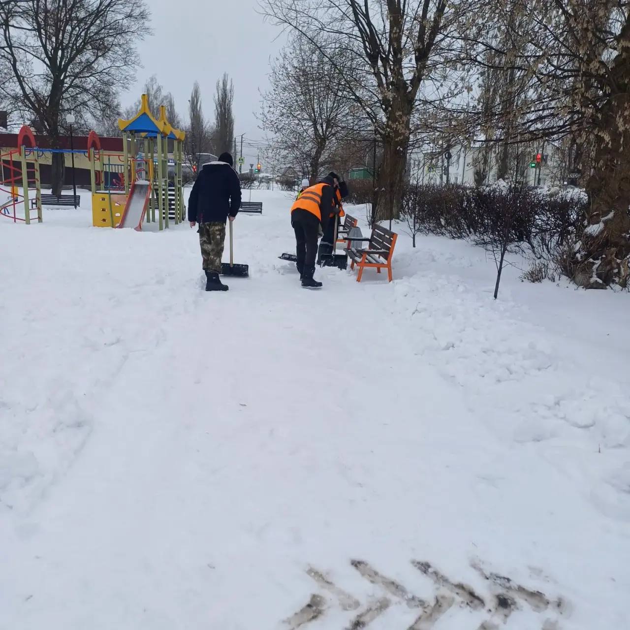 Евгений Маслов: После вчерашнего внушения подрядчик уже с утра наводит порядок в парках и скверах