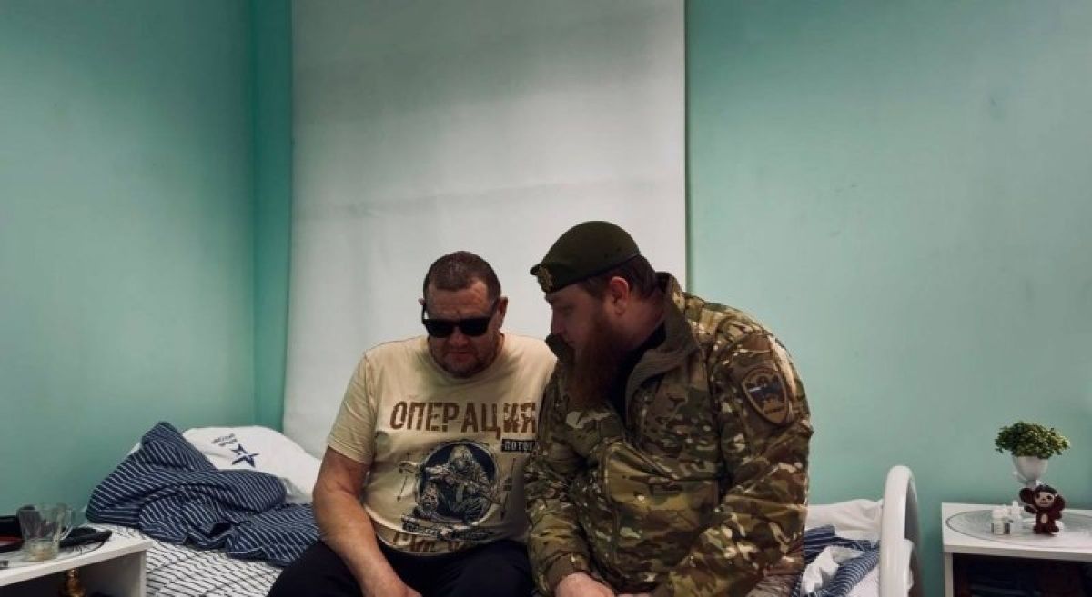 Раненый в Судже священник проходит реабилитацию в госпитале «Ахмата»
