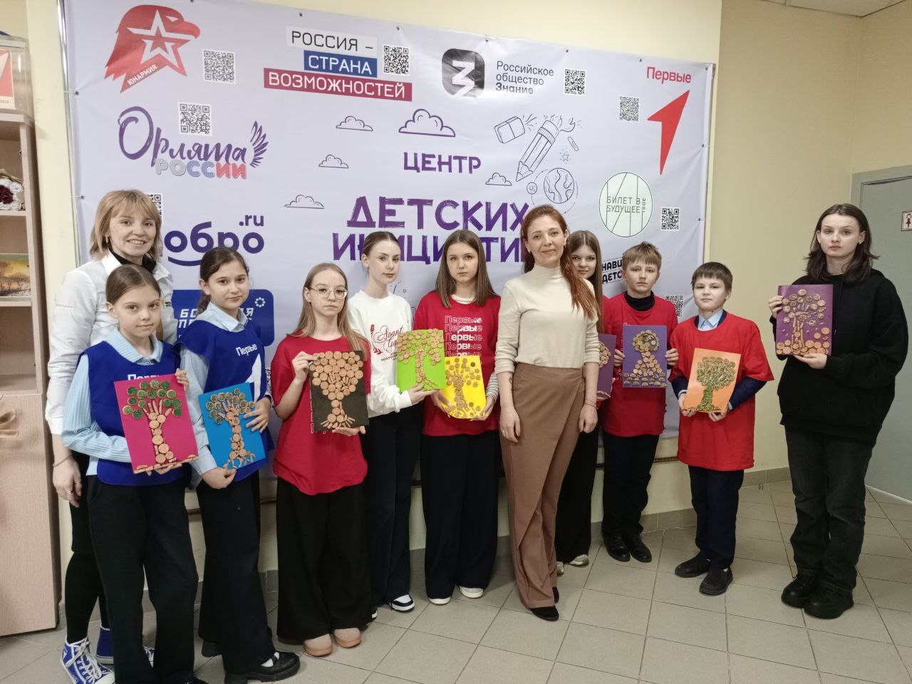 Курские школьники превратили отходы в арт-объект на мастер-классе «Древо жизни»