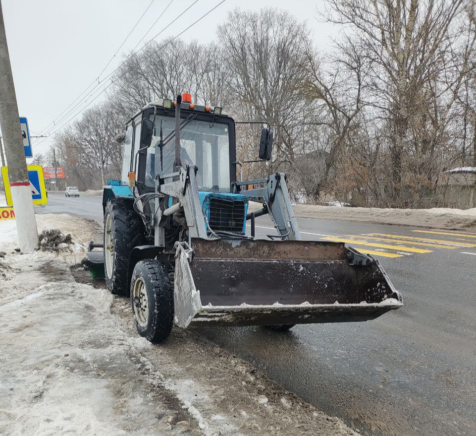 В Курске продолжается расчистка дорог и пешеходных зон