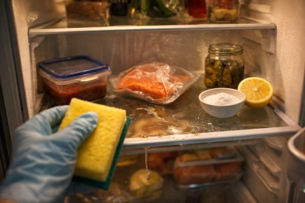 Как быстро избавиться от неприятного запаха в холодильнике