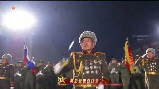 Северокорейские подразделения специальных операций и разминирования, которые сражались в Курской области, прошли по Пхеньяну, неся как российские, так и северокорейские флаги во главе своего формирования во время вчерашнего...