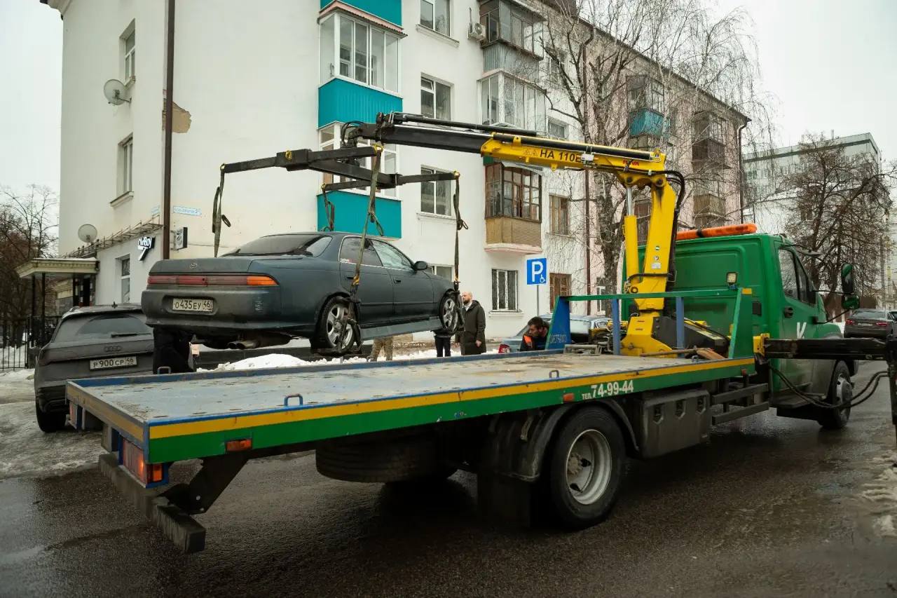 В Курске прошёл рейд по эвакуации машин, мешающих пешеходам и коммунальщикам