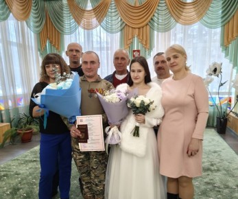 В железногорском ЗАГСе состоялась церемония регистрации брака между участником специальной военной операции Александром и его возлюбленной Анной