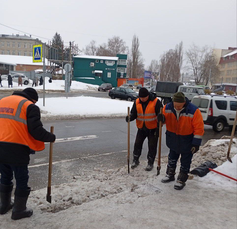 К активной расчистке второстепенных дорог приступили сегодня коммунальщики, сообщает администрация Курска