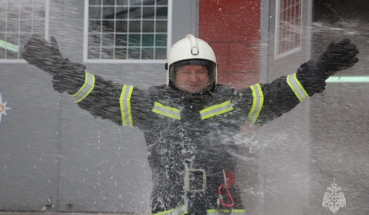 В Курске облили водой из брандспойта уходящего на пенсию начальника отдела МЧС