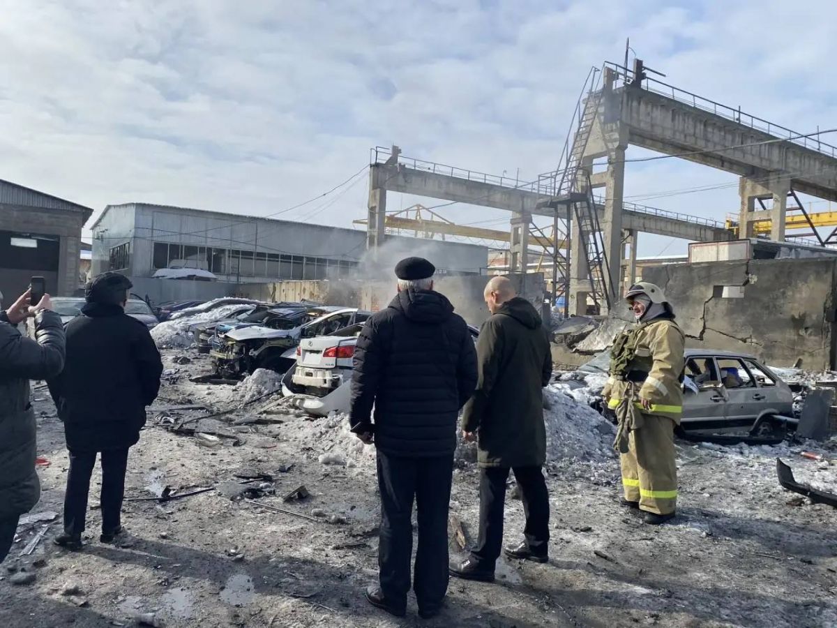 Мэр Курска показал фотографии с места удара беспилотника ВСУ