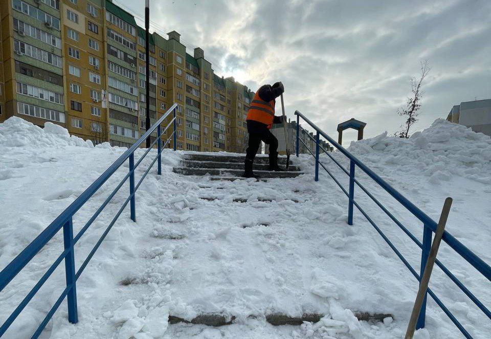 21 человек и две единицы техники приводят в порядок парки и скверы Курска