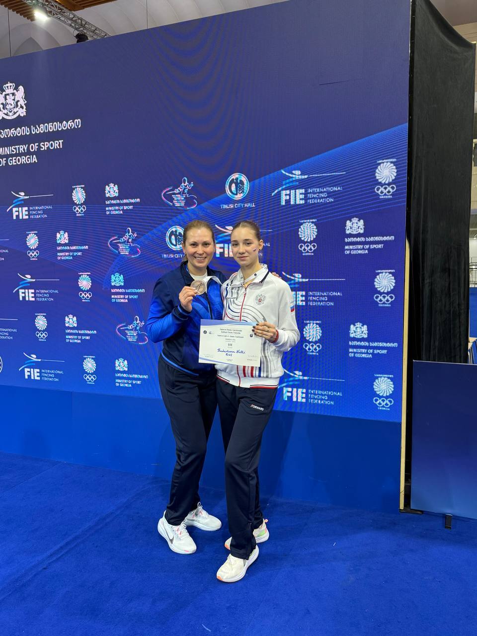 С БРОНЗОЙ ИЗ ТБИЛИСИ. Курская рапиристка Нелли Куденцова стала бронзовым призером командных соревнований юниорского первенства Европы, которое прошло в Тбилиси