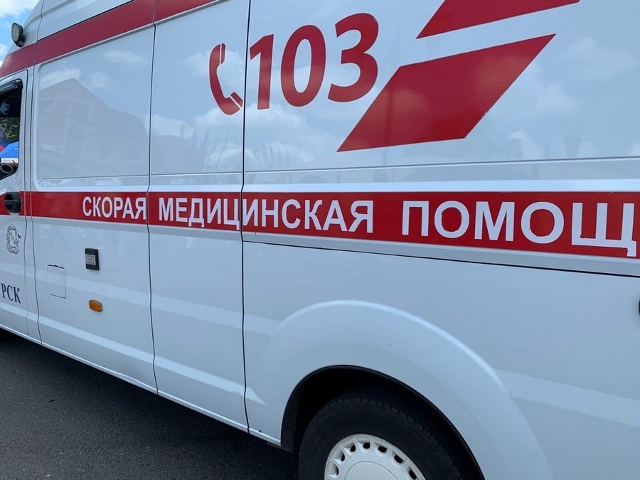 Пострадавшего в приграничье при атаке дрона пенсионера доставляют в Курск