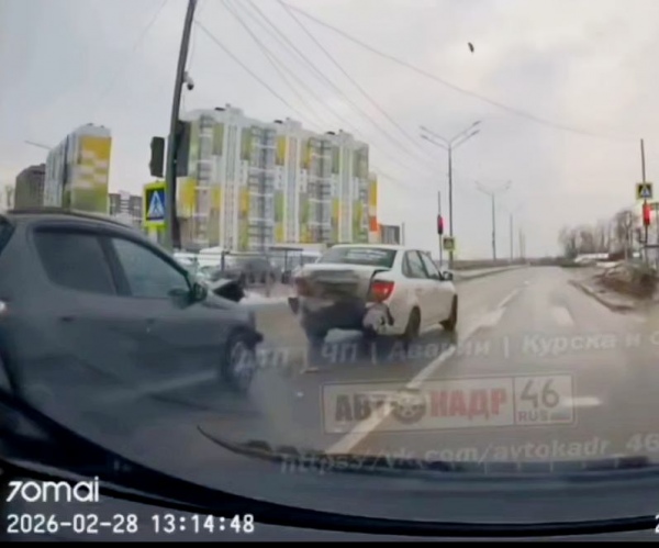 В Курске момент ДТП попал на камеру видеорегистратора