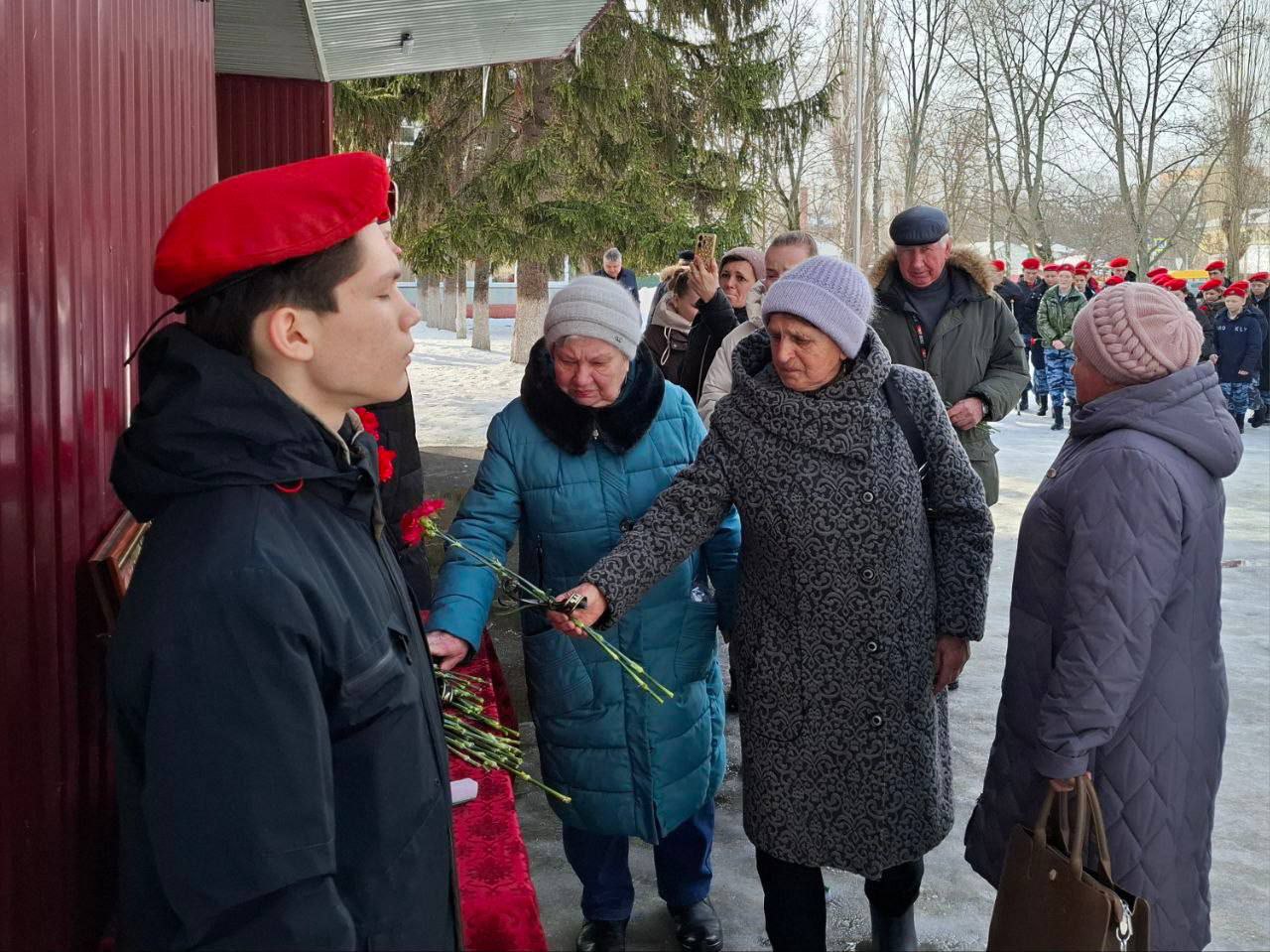 На фасаде школы № 29 имени И.Н. Зикеева установили мемориальную доску, посвященную выпускнику образовательного учреждения Максиму Мальцеву