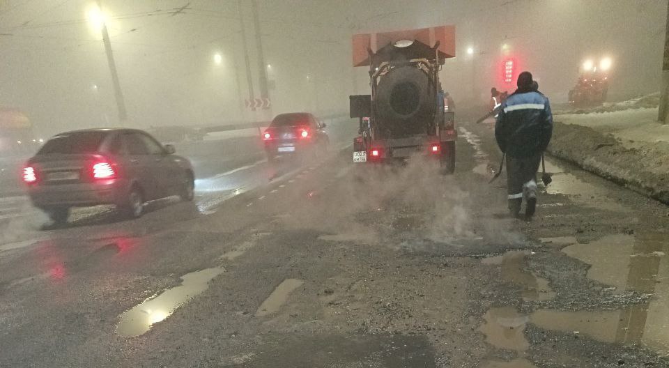 Ночью подрядчик «Курскдор» провел локальный ремонт дороги на перекрестке проспектов Кулакова и Ленинского Комсомола