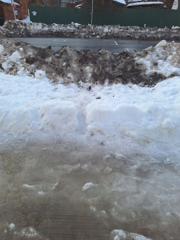 Нам пишут: "Максима Горького, 23, рядом Сергиево-Казанский кафедральный собор, это центр Курска