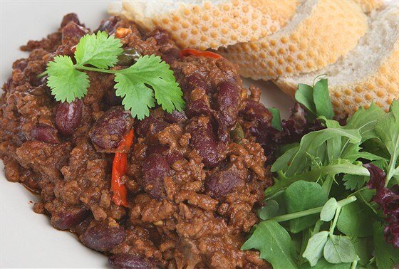 Острый мясной салат с чили для гурманов