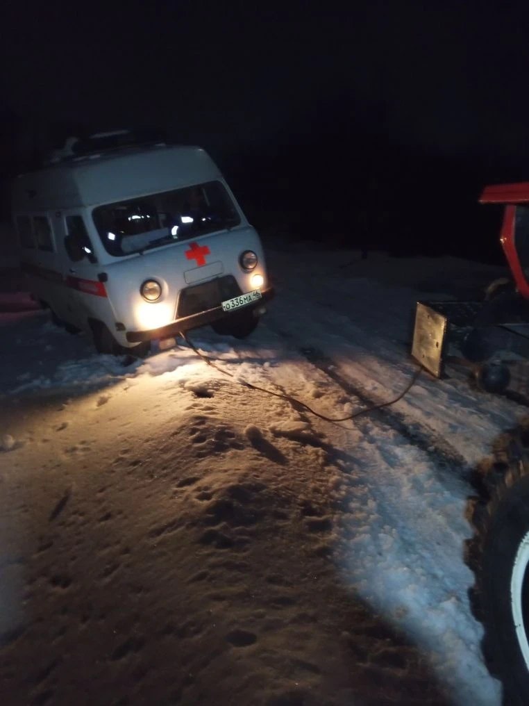 В Обоянском районе ночью вытащили застрявшую в снегу машину скорой помощи