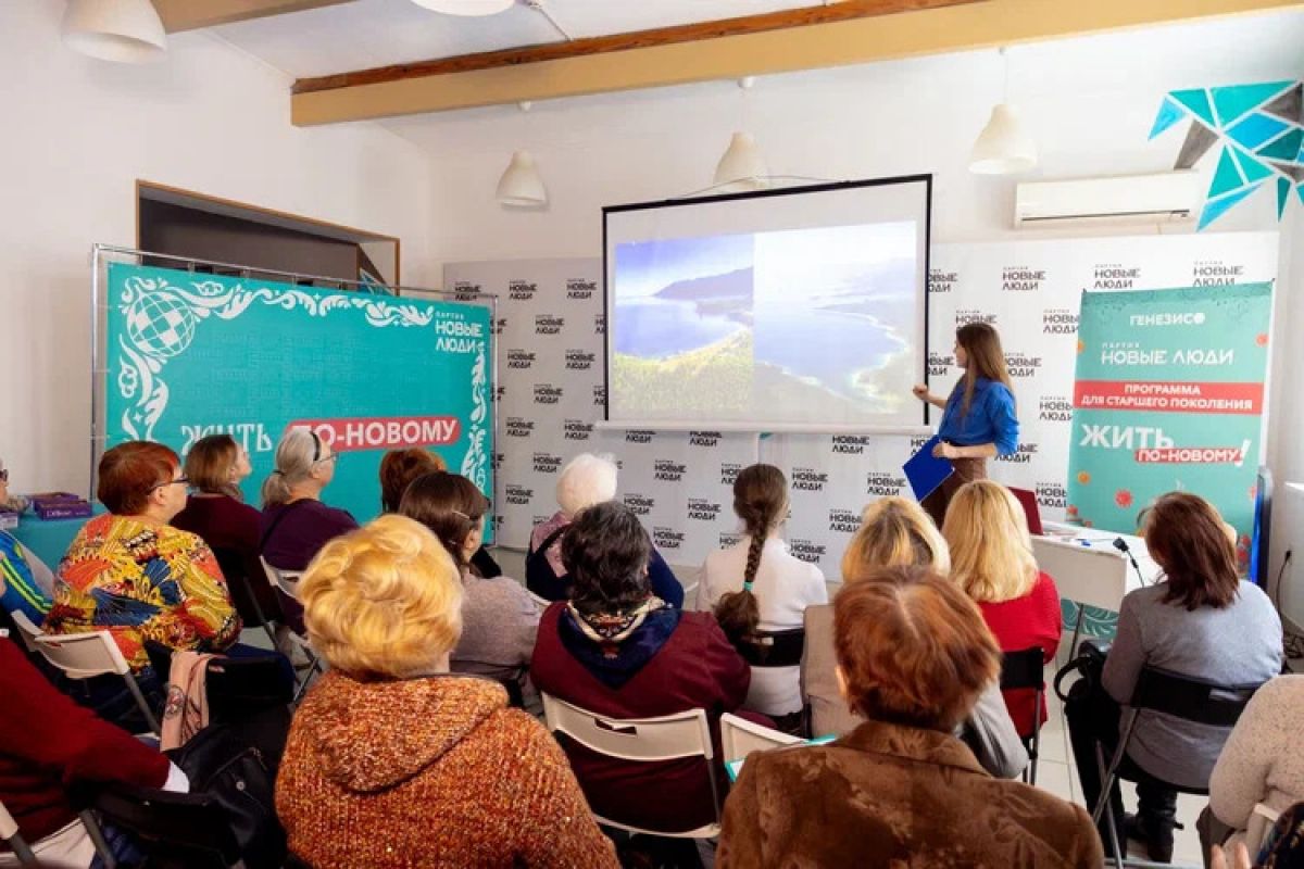 «Новые люди» учат курских пенсионеров работать с нейросетями