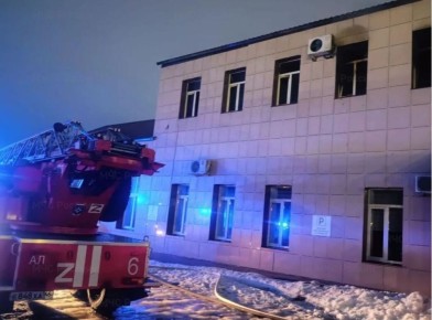 Сирены не смолкали: крупный пожар на чердаке административного здания в Курске попал на видео