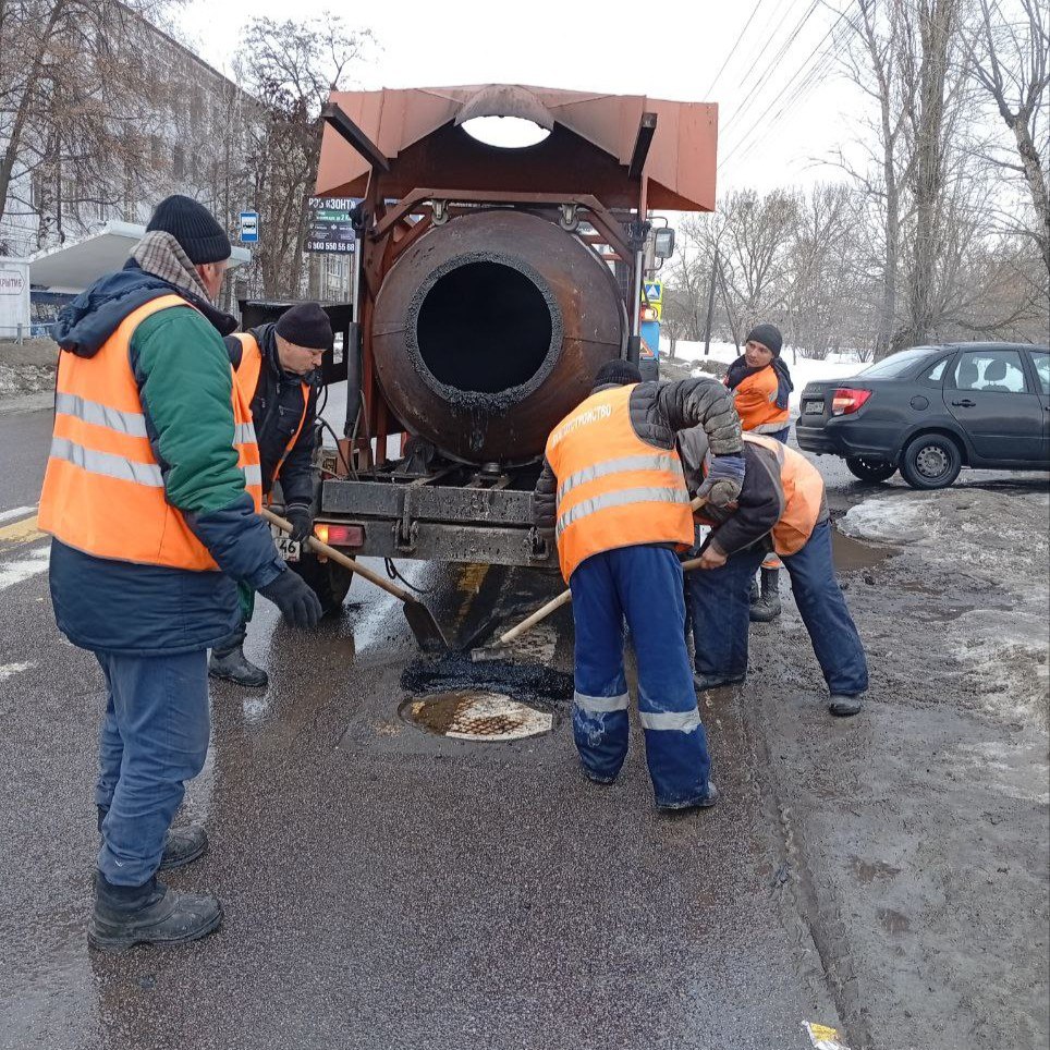 В Железнодорожном округе Курска продолжается ямочный ремонт