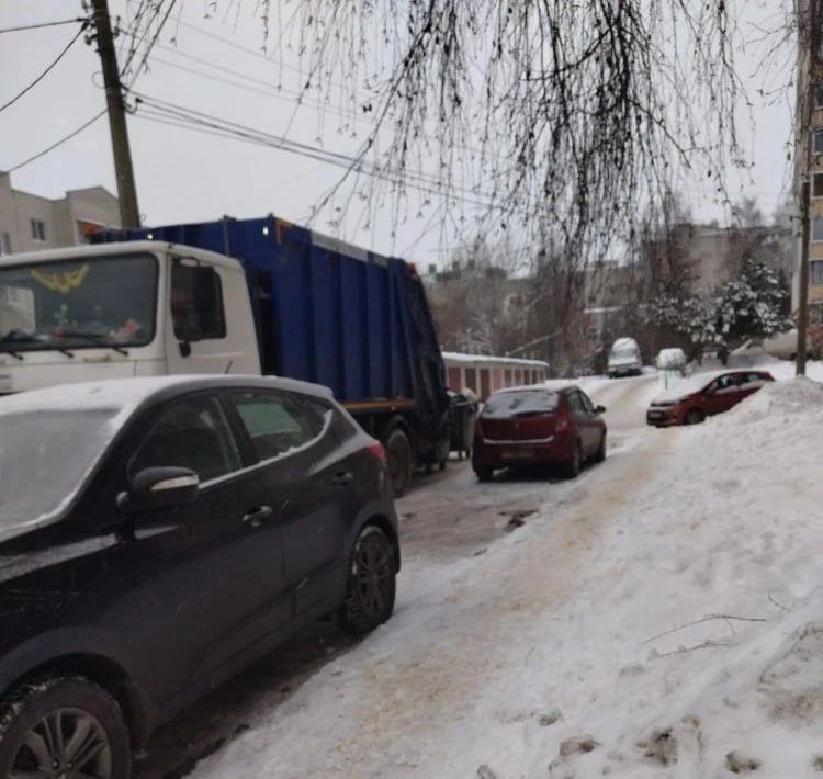 В Курске составлено более 30 протоколов за парковку у контейнерных площадок